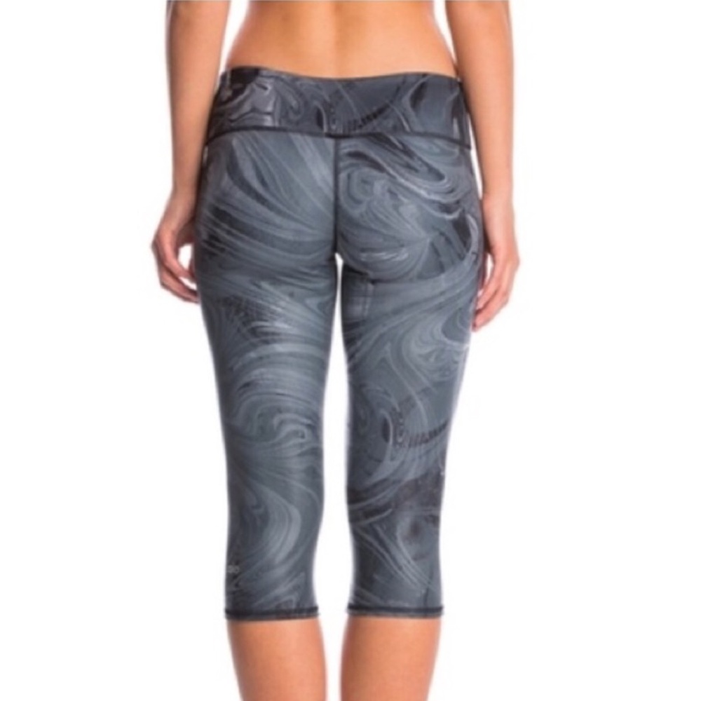 Alo Yoga Marble Gray Crop Capris Size Medium